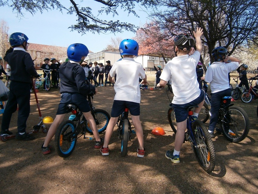 Students gathered in a circle on the oval on their bikes to practice what they learned in class.