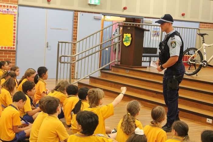 Lake Illawarra police oficer talking to students.