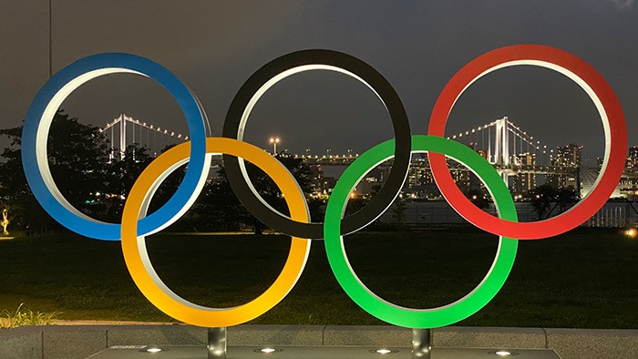 A photo of the Olympic rings on the Tokyo skyline